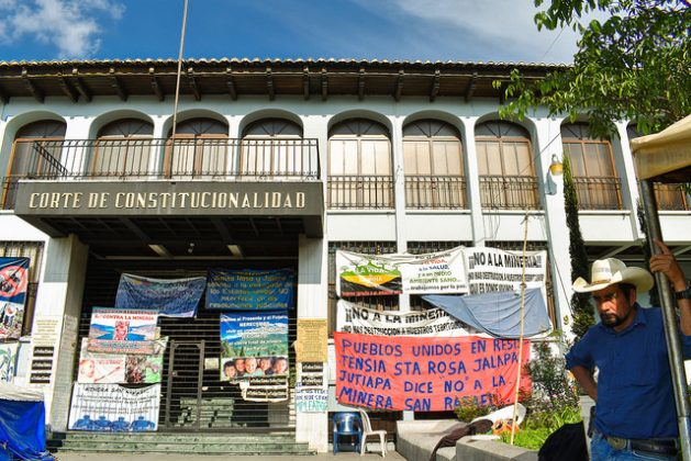 Habitantes del municipio de San Rafael Las Flores mantienen un plantón permanente ante la Corte de Constitucionalidad, en el centro de la capital de Guatemala, para exigir que esa sala del máximo tribunal del país sentencie sobre la demanda de suspensión definitiva de la licencia con que la empresa Minera San Rafael explota un yacimiento en su localidad. Crédito: Edgardo Ayala/IPS